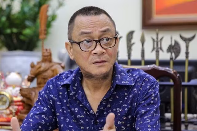 NSND Anh Tú ngoài 40 tuổi mới lập gia đình với người vợ sinh năm 1974. Năm 2004, con trai đầu lòng và duy nhất của vợ chồng nam nghệ sĩ chào đời. Cuối tháng 10 vừa qua, NSND Anh Tú phải nhập viện trong tình trạng khẩn cấp, cơ thể gầy yếu. Sau một vài tuần điều trị, cảm thấy sức khỏe có tiến triển nên ông đã xin ra phép ra viện để tiếp tục những công việc đang dang dở.