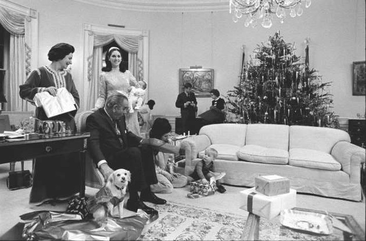 Gia đinhg Tổng thống Lyndon B. Johnson trong kỳ nghỉ Giáng sinh ở Nhà Trắng năm 1968. Gia đinhg Tổng thống Lyndon B. Johnson trong kỳ nghỉ Giáng sinh ở Nhà Trắng năm 1968.