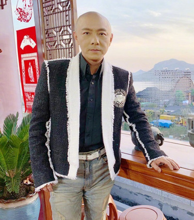 Câu nói không ngờ khiến Trương Vệ Kiện quyết để đầu trọc từ năm 1996 đến nay ảnh 10 Trương Vệ Kiện ở tuổi 53.