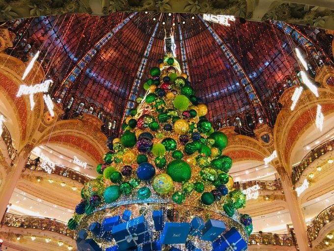 Những cây thông nổi tiếng thế giới mỗi mùa Giáng sinh