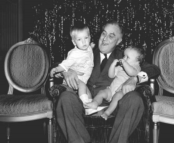 Tổng thống Franklin Roosevelt mời 4 thế hệ gia đình ông tới Nhà Trắng đón Giáng sinh. Các con cháu của ông đều thích đón Giáng sinh ở Nhà Trắng. Tổng thống Franklin Roosevelt mời 4 thế hệ gia đình ông tới Nhà Trắng đón Giáng sinh. Các con cháu của ông đều thích đón Giáng sinh ở Nhà Trắng.