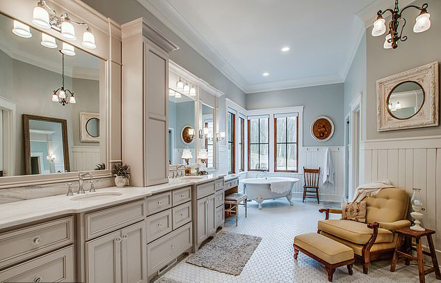 Biệt thự cực xinh xắn vừa "tổ chức lễ cưới" của Miley Cyrus ảnh 9 Phòng tắm rộng với thiết kế trang nhã.