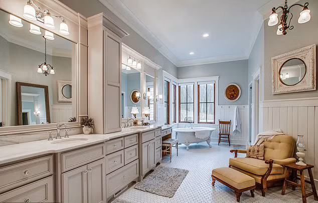 Phòng tắm rộng với thiết kế trang nhã.