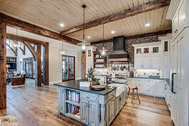 Biệt thự cực xinh xắn vừa "tổ chức lễ cưới" của Miley Cyrus ảnh 7 Nội thất phong cách đồng quê nhưng vẫn rất tiện nghi.