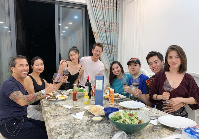 Lộ diện hôn thê của ca sĩ Lê Hiếu: Nhan sắc chân phương, mộc mạc khác hẳn những người tình cũ - Ảnh 3. Lộ diện hôn thê của ca sĩ Lê Hiếu: Nhan sắc chân phương, mộc mạc khác hẳn những người tình cũ - Ảnh 3.