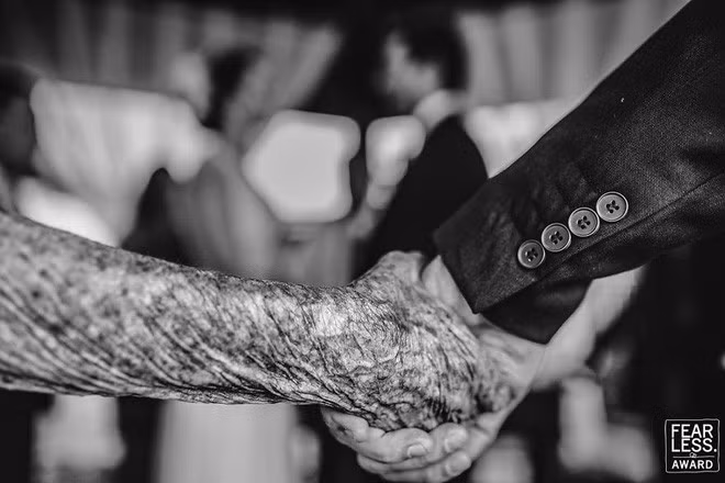 Hãy nhìn vào những bức ảnh cưới đẹp nhất 2018, chúng ta sẽ được trải qua vô vàn cảm xúc! - Ảnh 14.