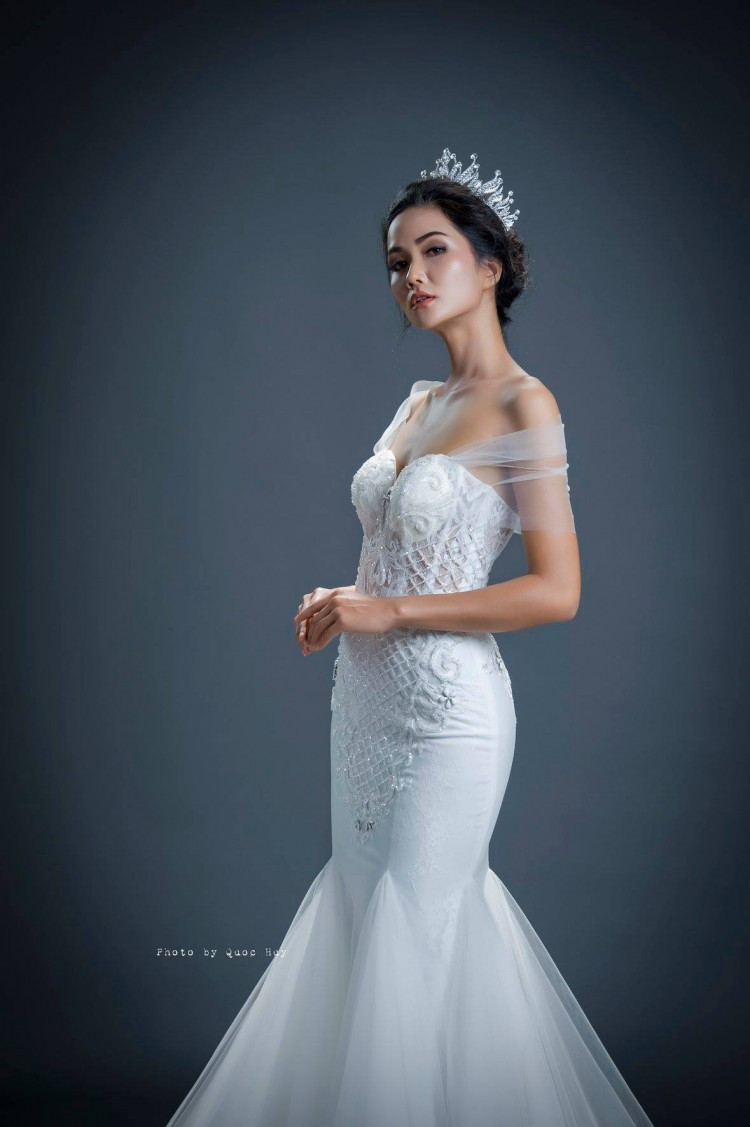 Tạm quên một HHen Niê cá tính đi, cô ấy cũng có lúc dịu dàng, nền nã thế này đây!