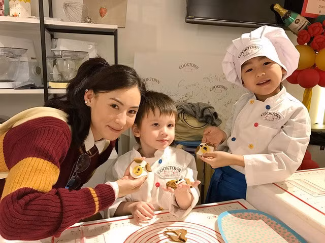 Trương Bá Chi phủ nhận tái hợp Tạ Đình Phong, nhưng tên con trai thứ ba của cô lại khiến dân mạng hoang mang tột độ - Ảnh 2.