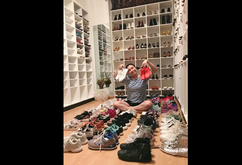 Ngoài ra, trong nhà cô còn có 1 nơi riêng dành cho phụ kiện, giày hiệu, túi xách “bạt ngàn”.