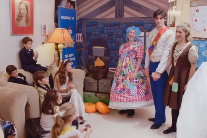 Nhà thiết kế này cũng tung ra một con số năm hình người, một người mặc quần áo theo mùa trong phòng khách của cô ấy, cũng như thuê một chuyên gia trang điểm để búp bê những đứa trẻ và đặt một bữa tiệc trong đó có chậu trứng cá muối trị giá 500 bảng. Cô nói: Giáng sinh là thời gian trong năm để thực sự chiều chuộng nhau và tạo nên những kỷ niệm đó. Cô ấy nói thêm: Tại sao đi ra ngoài kịch câm khi tôi có thể khiến họ đến với tôi?