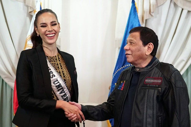 Tân Hoa hậu Hoàn vũ được Tổng thống Philippines đón tiếp khi về nước ảnh 1 Tan Hoa hau Hoan vu duoc Tong thong Philippines don tiep khi ve nuoc hinh anh 1