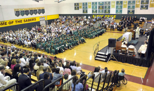 Một buổi lễ tốt nghiệp của trường St Thomas More. Một buổi lễ tốt nghiệp của trường St Thomas More.