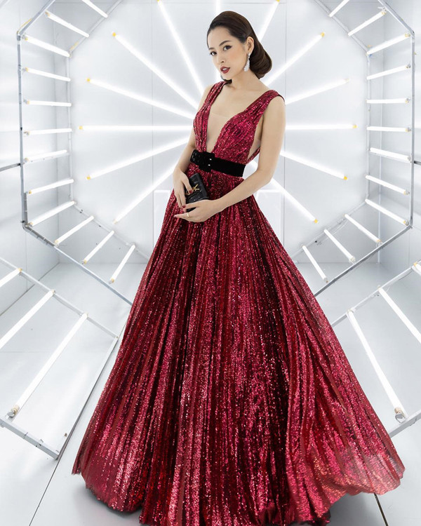 Tiếp nối dấu ấn thành công từ năm 2017, Chi Pu ngày càng khẳng định rõ nét phong cách quyến rũ tại các sự kiện văn hóa giải trí. Góp mặt trong show diễn thời trang, nữ ca sĩ giúp mình nổi bật với váy ánh kim của Chung Thanh Phong.