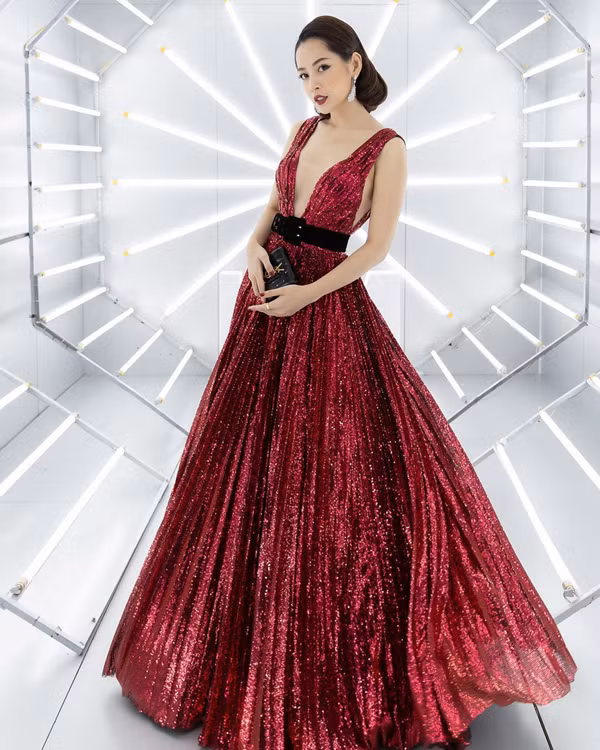 Tiếp nối dấu ấn thành công từ năm 2017, Chi Pu ngày càng khẳng định rõ nét phong cách quyến rũ tại các sự kiện văn hóa giải trí. Góp mặt trong show diễn thời trang, nữ ca sĩ giúp mình nổi bật với váy ánh kim của Chung Thanh Phong.