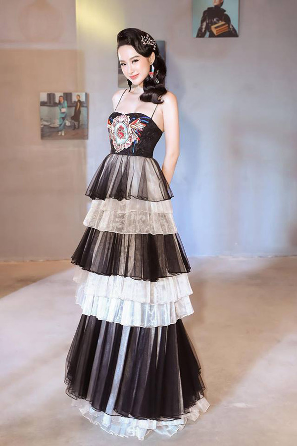 Năm 2018, Angela Phương Trinh đổi hướng phong cách. Thay vì những bộ cánh hở bạo tôn nét sexy, cô yêu thích phong cách cổ điển ảnh hưởng từ những minh tinh nổi tiếng thế giới. Xuất hiện trong vai trò đại sứ của thương hiệu phụ kiện,người đẹp khoe thần thái sang trọng với mẫu váy xếp tầngcủa nhà thiết kế Nguyễn Công Trí.