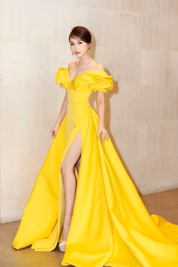 Thoát khỏi hình ảnh nàng hot girl xinh xắn, diễn viên Sam nhận được nhiều lời khen ngợi về cách xây dựng hình tượng mới. Năm 2018, cô không chỉ thành công trong vài trò MC của các game show mà còn tạo được dấu ấn đẹp ở phong cách thời trang thảm đỏ. Thiết kế váy vàng, tạo khối công phu của Đỗ Long giúp Sam ghi điểm.