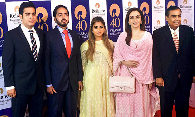 Chủ của gia đình này là Mukesh Ambani - tỷ phú giàu nhất châu Á cùng vợ Nita Ambani và 3 con gồm Anant Ambani, 23 tuổi và cặp song sinh Isha và Akash Ambani, 27 tuổi. Ảnh: Getty Images. Can canh tu dinh ty do cua gia toc giau nhat chau A hinh anh 2