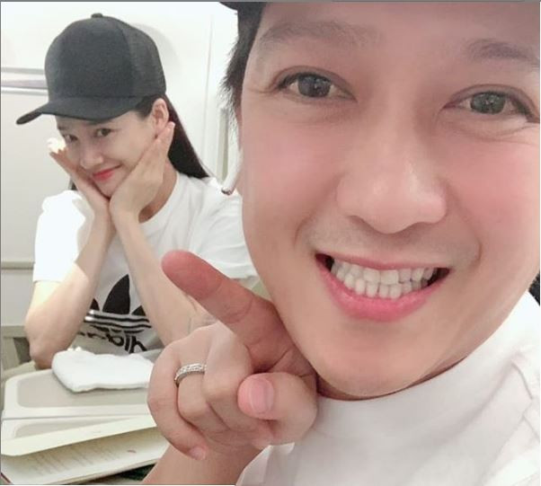 Trường Giang - Nhã Phương khoe ảnh chúc mừng Giáng sinh, cư dân mạng phát hiện bí mật thú vị này - Ảnh 2. Trường Giang - Nhã Phương khoe ảnh chúc mừng Giáng sinh, cư dân mạng phát hiện bí mật thú vị này - Ảnh 2.