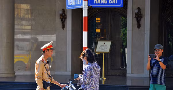 Hy hữu: 1 tháng bị CSGT bắt 8 lần, cô gái cưới luôn anh cảnh sát