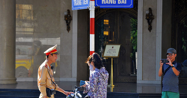 Hy hữu: 1 tháng bị CSGT bắt 8 lần, cô gái cưới luôn anh cảnh sát ảnh 2 Hy hữu: 1 tháng bị CSGT bắt 8 lần, cô gái cưới luôn anh cảnh sát ảnh 2