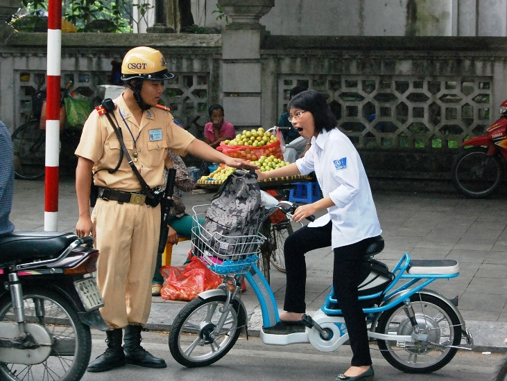 Hy hữu: 1 tháng bị CSGT bắt 8 lần, cô gái cưới luôn anh cảnh sát ảnh 3 Hy hữu: 1 tháng bị CSGT bắt 8 lần, cô gái cưới luôn anh cảnh sát ảnh 3