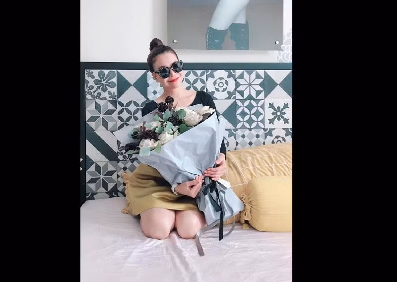 Còn đây là chốn riêng tư của Trà Ngọc Hằng. Căn phòng ngủ được thiết kế khá đẹp mắt, trang nhã nhưng sang trọng. Đây cũng là nơi lưu trữ rất nhiều khoảnh khắc sexy của người đẹp siêu vòng 3.