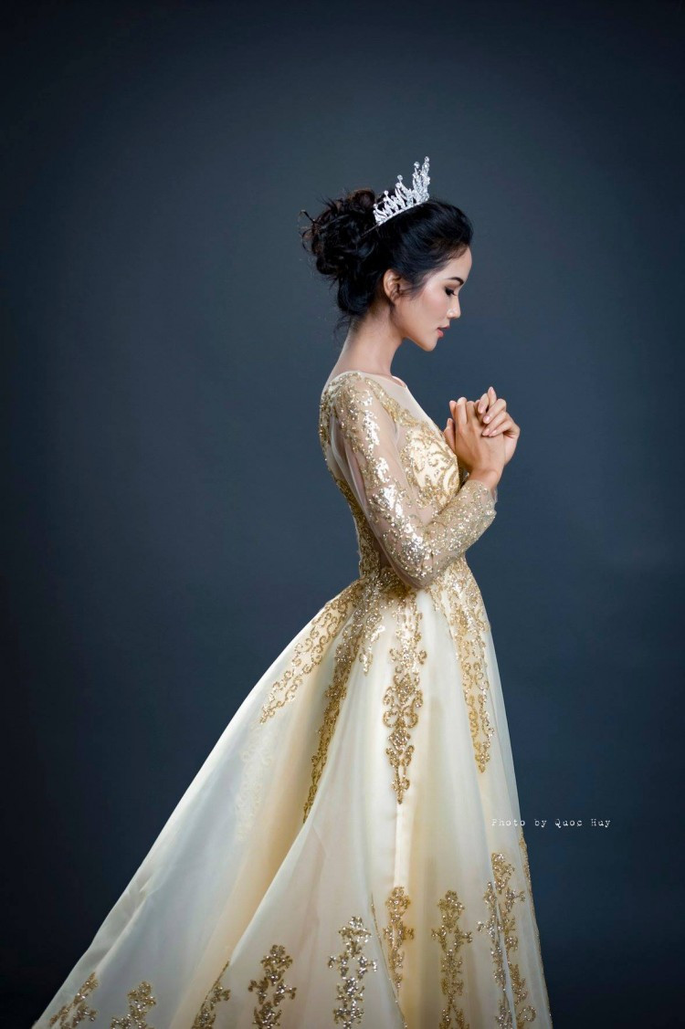 Tạm quên một HHen Niê cá tính đi, cô ấy cũng có lúc dịu dàng, nền nã thế này đây!