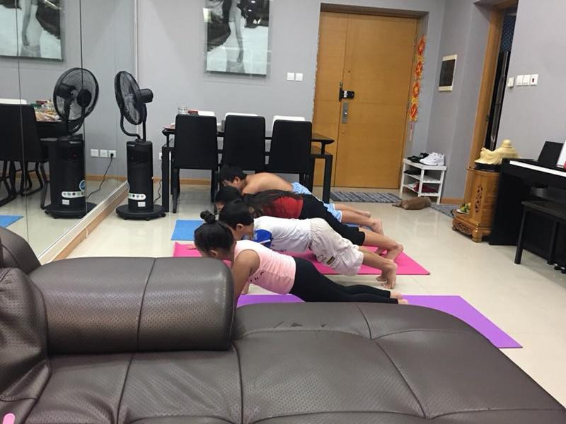 Cô thường tranh thủ thời gian rảnh để tự tập luyện thể thao tại nhà những khi không thể đến các trung tâm. Các cháu của Trà Ngọc Hằng cũng thường xuyên tập yoga tại đây.