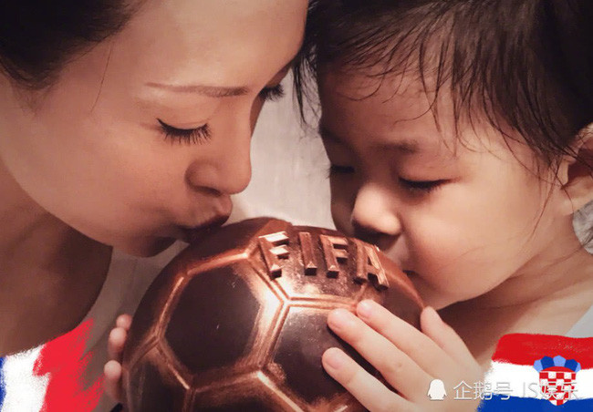 Con gái 3 tuổi của Chương Tử Di được khen là tiểu mỹ nhân có đôi chân thon dài - Ảnh 4. Con gái 3 tuổi của Chương Tử Di được khen là tiểu mỹ nhân có đôi chân thon dài - Ảnh 4.