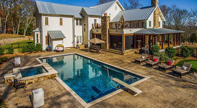 Biệt thự cực xinh xắn vừa "tổ chức lễ cưới" của Miley Cyrus ảnh 4 Hồ bơi rộng phía sau nhà.