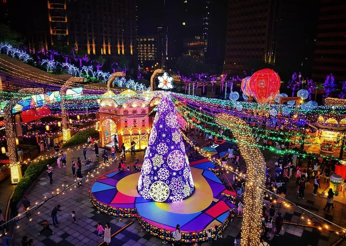 Những cây thông nổi tiếng thế giới mỗi mùa Giáng sinh