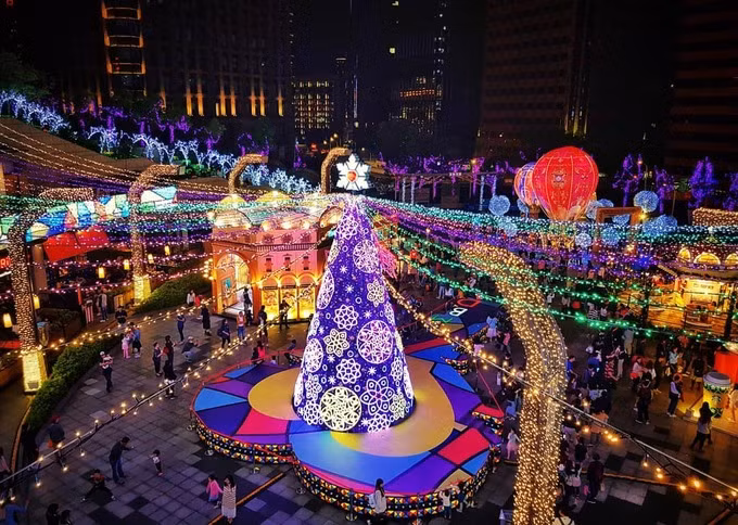 Những cây thông nổi tiếng thế giới mỗi mùa Giáng sinh