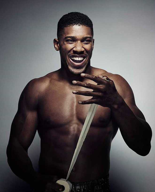 Vượt qua quá khứ không tốt đẹp, võ sĩ trẻ người Anh từng bước chinh phục giới quyền anh hạng nặng, bằng sở trường knock-out. Trong 19 lần thượng đài, có tới 16 lần Joshua giải quyết đối thủ chưa đến hiệp thứ 3.Joshua chưa từng thất bại trước bất cứ ai, xứng đáng nhận được danh hiệubiểu tượng lớn của quyền Anh thế giới, đại diện cho trường phái tấn công như Mike Tyson những năm 1990. 10 nguoi dan ong quyen ru nhat the gioi nam 2018 hinh anh 3