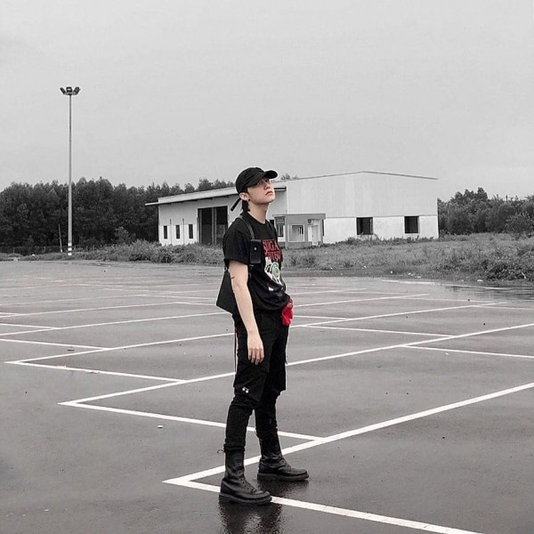 Sơn Tùng chưng diện cả cây đen chất ngầu.