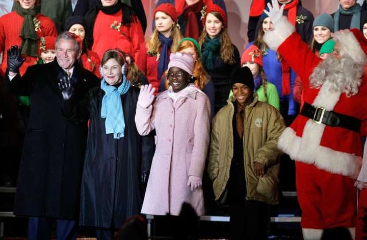 Tổng thống George W. Bush (con) và Đệ nhất phu nhân Laura trong lễ Giáng sinh ở Nhà Trắng năm 2008. Tổng thống George W. Bush (con) và Đệ nhất phu nhân Laura trong lễ Giáng sinh ở Nhà Trắng năm 2008.