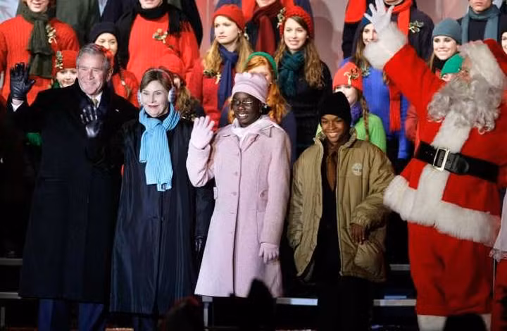 Tổng thống George W. Bush (con) và Đệ nhất phu nhân Laura trong lễ Giáng sinh ở Nhà Trắng năm 2008. Tổng thống George W. Bush (con) và Đệ nhất phu nhân Laura trong lễ Giáng sinh ở Nhà Trắng năm 2008.