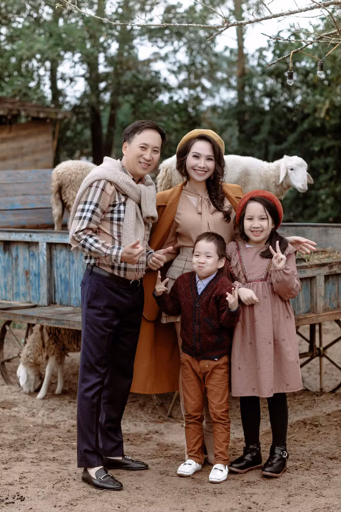 Giấu kín suốt 10 năm, MC VTV bất ngờ khoe chồng và hai con trong dịp Giáng sinh-4