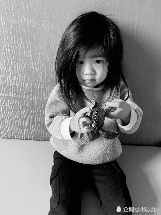 Con gái 3 tuổi của Chương Tử Di được khen là tiểu mỹ nhân có đôi chân thon dài - Ảnh 5. Con gái 3 tuổi của Chương Tử Di được khen là tiểu mỹ nhân có đôi chân thon dài - Ảnh 5.