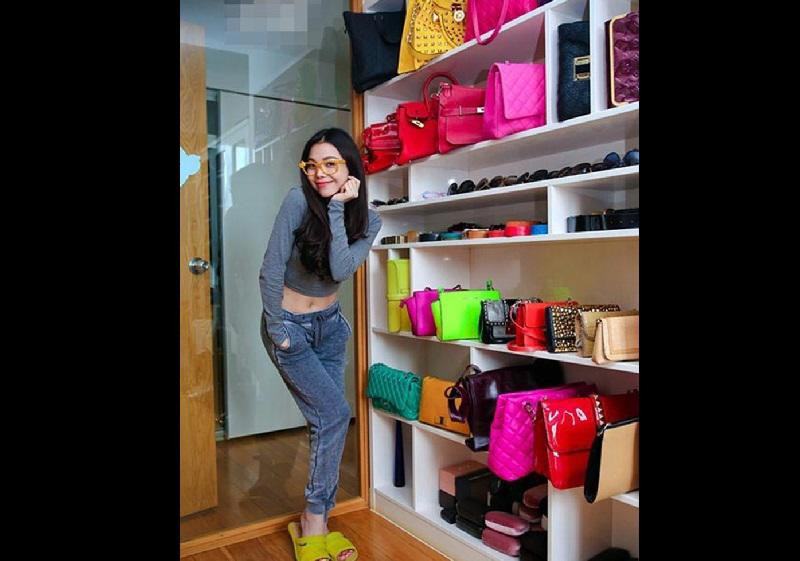 Trước đó, người đẹp cũng từng tiết lộ phải bỏ thai vì không đủ tài chính nuôi con. Thông tin này khiến nhiều người bất ngờ vì trước đó ai cũng biết Trà Ngọc Hằng cũng là top “yêu nữ hàng hiệu” của showbiz với nhà sang, tủ đồ hàng hiệu ngập trời.