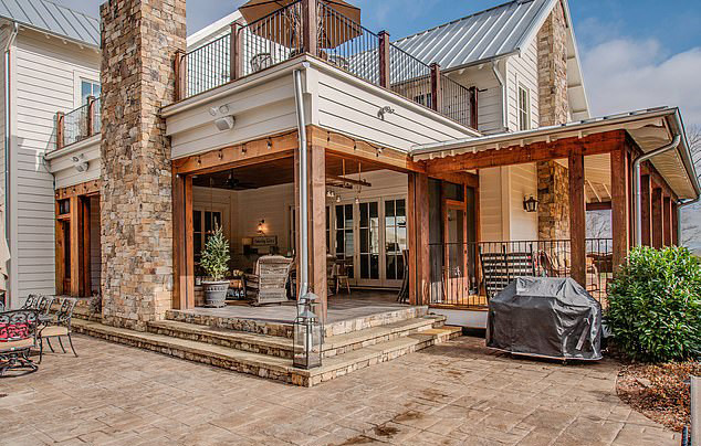 Biệt thự cực xinh xắn vừa "tổ chức lễ cưới" của Miley Cyrus ảnh 5 Miley Cyrus lớn lên tại một điền trang ở Franklin, Tennessee nên cô rất thích vùng đất này cũng như sự thanh bình nơi đây. Đó là lý do nữ ca sĩ quay lại quê hương và bỏ ra 5,8 triệu USD (135 tỷ đồng) để tậu ngôi nhà này.