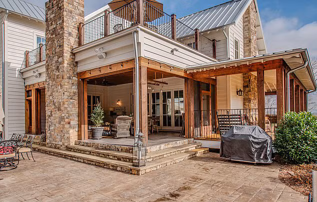 Miley Cyrus lớn lên tại một điền trang ở Franklin, Tennessee nên cô rất thích vùng đất này cũng như sự thanh bình nơi đây. Đó là lý do nữ ca sĩ quay lại quê hương và bỏ ra 5,8 triệu USD (135 tỷ đồng) để tậu ngôi nhà này.