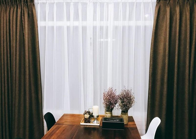 Nội thất trong căn hộ của Trà Ngọc Hằng chủ yếu được thiết kế với tone màu trầm, tạo cảm giác sâu lắng và ấm áp.