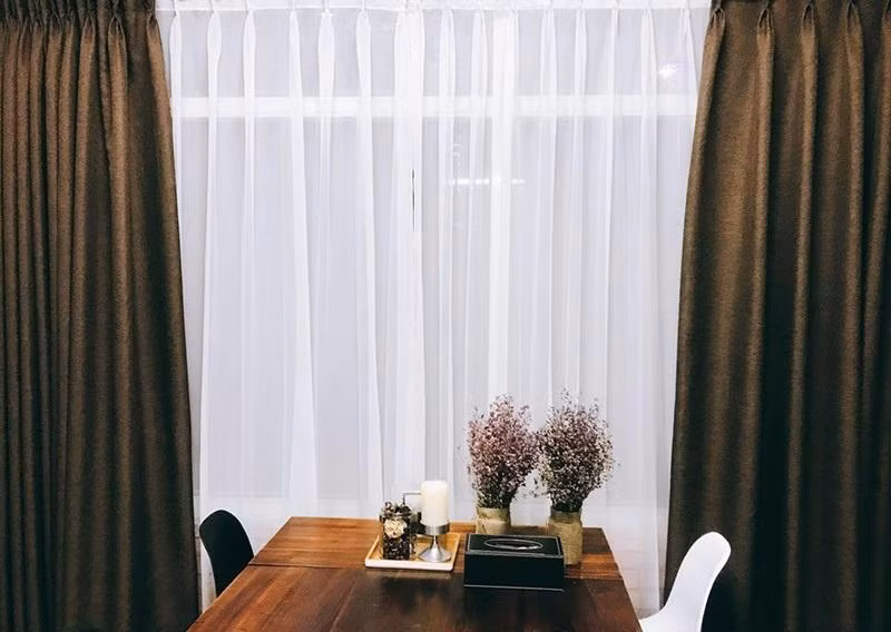 Nội thất trong căn hộ của Trà Ngọc Hằng chủ yếu được thiết kế với tone màu trầm, tạo cảm giác sâu lắng và ấm áp.