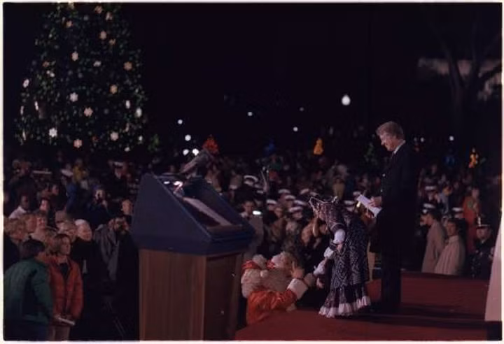 iều Tổng thống đưa con cháu mình tham gia sự kiện Giáng sinh ở Nhà Trắng. Trong ảnh là Tổng thống Jimmy Carter cùng con gái trong sự kiện thắp sáng cây thông Noel năm 1977. iều Tổng thống đưa con cháu mình tham gia sự kiện Giáng sinh ở Nhà Trắng. Trong ảnh là Tổng thống Jimmy Carter cùng con gái trong sự kiện thắp sáng cây thông Noel năm 1977.
