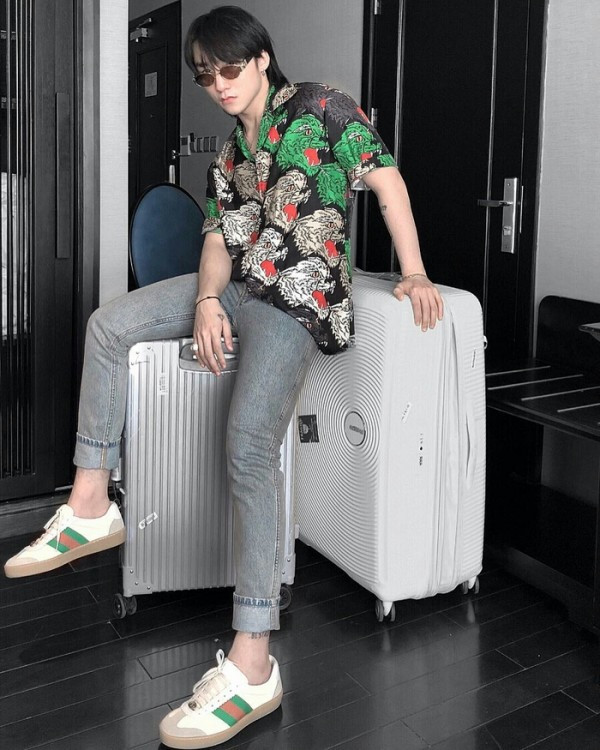 Đa phần mặc đồ trơn nhưng thi thoảng, Sơn Tùng cũng sẽ phá cách một chút với mấy kiểu sơmi họa tiết màu mè chút đỉnh