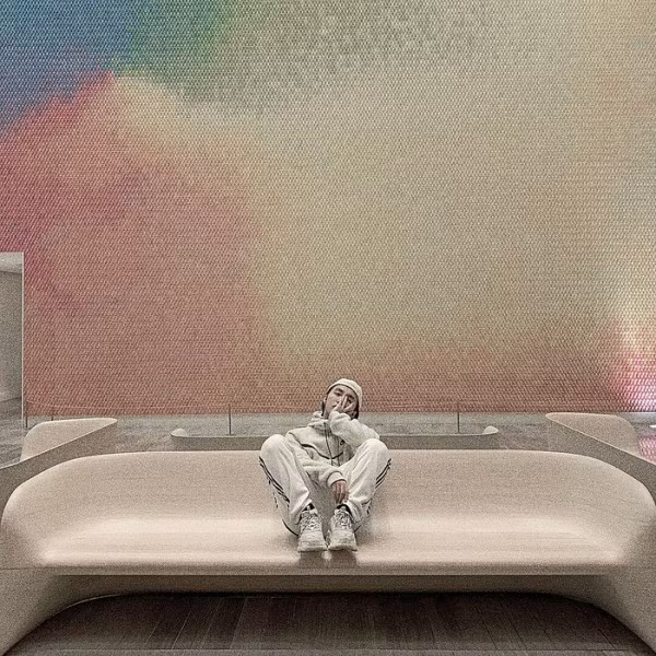 Anh chàng điển trai luôn diện những thiết kế mới nhất trong BST của các nhà mốt danh tiếng