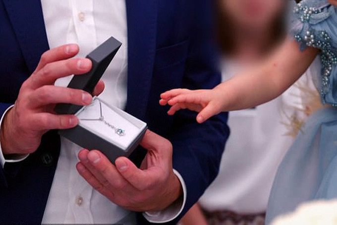 Choáng với quà giáng sinh tiền tỷ của con các gia đình siêu giàu ảnh 4 Ngoài chiếc bánh 3 tầng với những cây pháo bên trên, bé gái Valentina nhận được sợi dây chuyền gắn viên kim cương xanh quý hiếm trị giá 100.000 bảng Anh (gần 3 tỷ VND). Cô đã thuê người lập kế hoạch cho bữa tiệc Rhea Elliot-Jones để tạo ra một thế giới thần tiên mùa đông của người Hồi giáo trong một buổi chiều cho một buổi chiều huyền diệu với những chiếc bánh ba tầng phủ đầy cây pháo, bóng bay và đoàn múa ba lê - với chi phí 15.000 bảng. Nhưng lớp kem trên bánh là món quà trẻ mới biết đi - một mặt dây chuyền kim cương màu xanh hiếm có trị giá 100.000 bảng. Marcel Knobill, chuyên gia tư vấn thương hiệu xa xỉ, tiết lộ các bậc cha mẹ giàu có đang từ bỏ những yêu cầu thái quá từ con cái họ