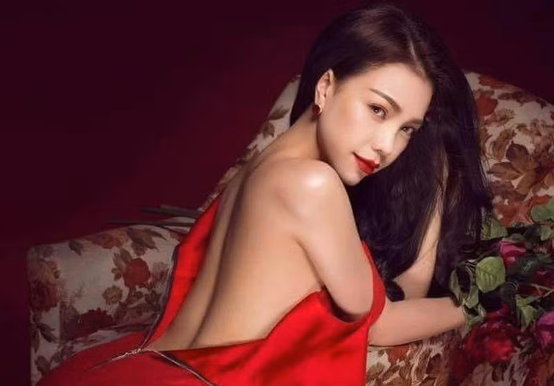 Ở nhà siêu sang, hàng hiệu đầy tủ Trà Ngọc Hằng vẫn... “không đủ tiền nuôi con”