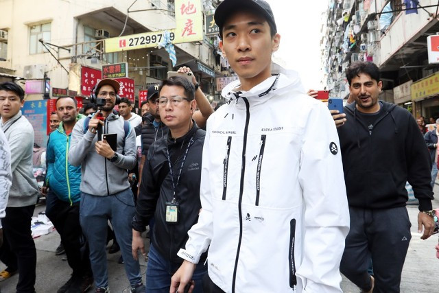 "Thiếu gia tiền ảo" Hoàng Chinh Kiệt ở Sham Shui Po. Ảnh: Dickson Lee. "Thiếu gia tiền ảo" Hoàng Chinh Kiệt ở Sham Shui Po. Ảnh: Dickson Lee.