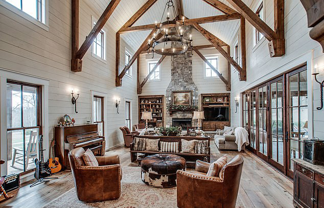 Biệt thự cực xinh xắn vừa "tổ chức lễ cưới" của Miley Cyrus ảnh 6 Không gian phòng khách thoáng rộng và ấm cúng, chính là nơi cặp sao đã tổ chức tiệc.